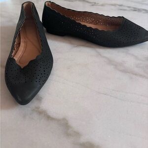 Chic Black Scalloped Flats